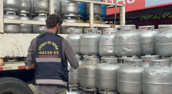 O Procon Goiás divulgou uma pesquisa comparativa de preços do botijão de gás de cozinha de 13 quilos (GLP) em 17 distribuidoras de Goiânia.