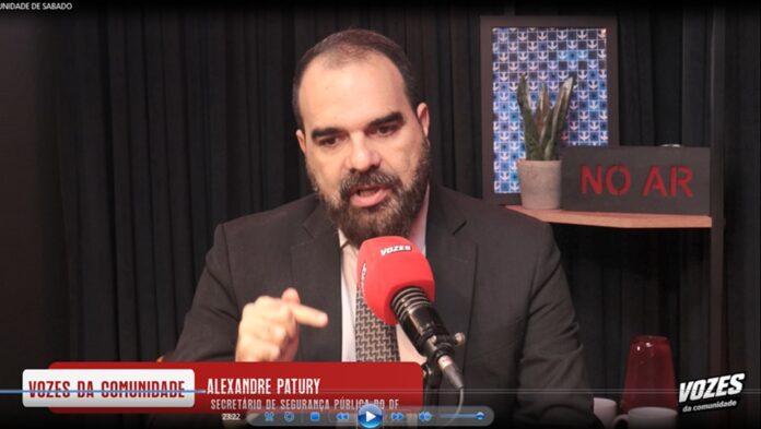 Secretário de Segurança do DF, Alexandre Patury, destaca educação como principal arma contra feminicídios em entrevista no “Vozes da Comunidade”