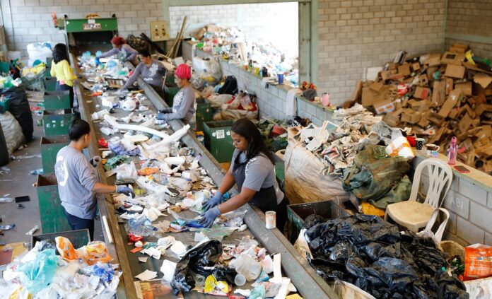 Coleta seletiva feita por cooperativas de catadores completa 10 anos no DF