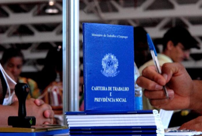 Brasil fecha 2025 com aumento de 5% no estoque de empregos