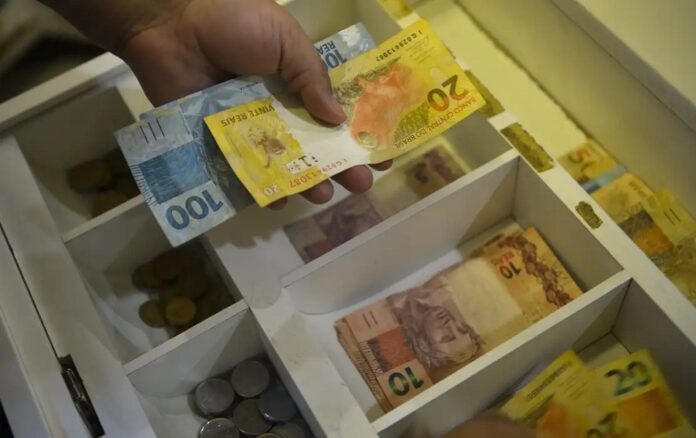 Inflação usada para corrigir salários acumula 4,11% em 12 meses
