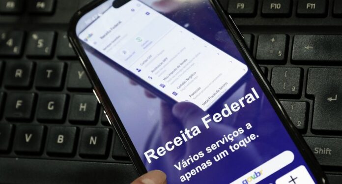 Receita paga nesta sexta maior lote de restituição do IR da história