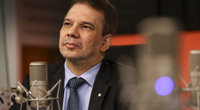 Cadeias não são escritórios! Com o Brasil Contra o Crime Organizado, o Min. Wellington Lima investe R$ 1,06 bi para blindar presídios e isolar facções. Segurança máxima contra o crime