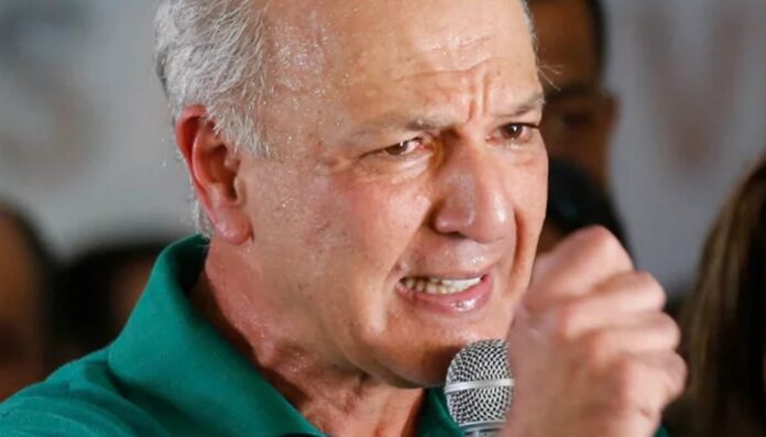 Arruda voltou a criticar quem o chama de inelegível. Mas decisões da Justiça seguem sustentando sua situação jurídica. Bloquear jornalistas não muda os fatos nem apaga o peso da própria história.