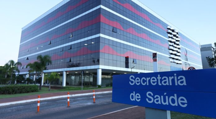 Enquanto faltam recursos para áreas essenciais, o GDF desembolsa mais de R$ 10 milhões por ano apenas com o aluguel do prédio que abriga a Secretaria de Saúde. A transferência para o CENTRAD pode representar uma economia milionária aos cofres públicos.
