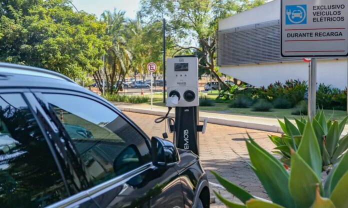 Governo mantém elevação de tarifas a carro elétrico e renova cota zero