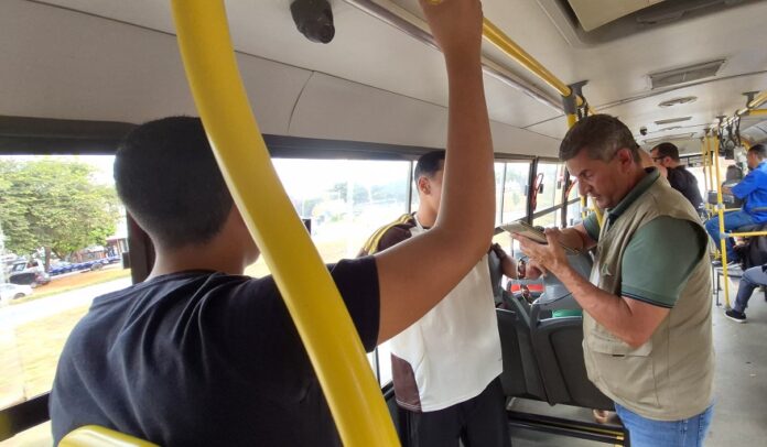 Pesquisa ouve passageiros de ônibus do DF