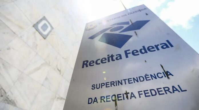 Receita paga lote especial de restituição automática em julho