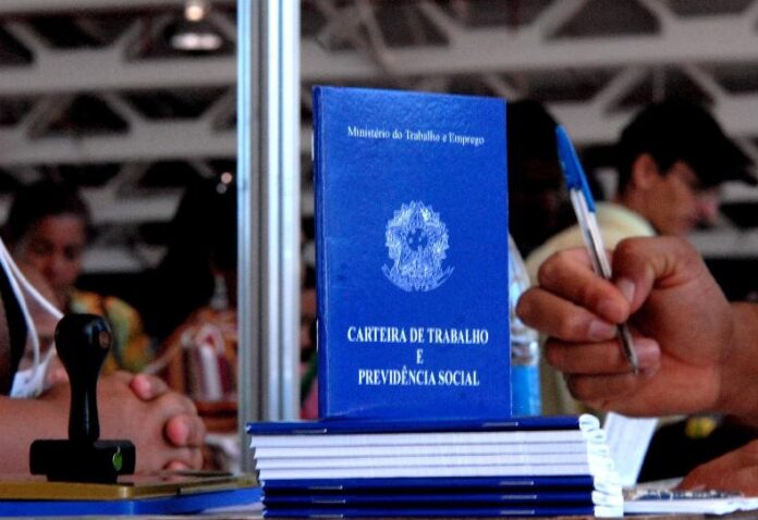 Brasil acumula abertura de 767 mil novos postos de trabalho em 2026