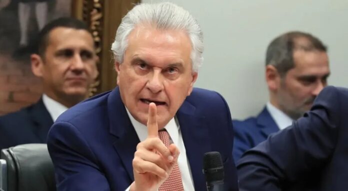 Ronaldo Caiado criticou Flávio Bolsonaro por usar uma reunião com embaixadores para questionar as urnas eletrônicas. Para o ex-governador de Goiás, o encontro deveria priorizar investimentos, comércio e oportunidades para o Brasil.