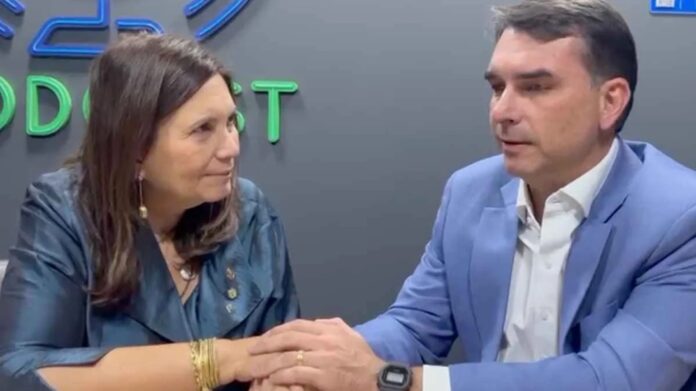 Bia Kicis ganha força no PL para compor a chapa presidencial ao lado de Flavio Bolsonaro, mas mantém o foco na disputa pelo Senado no DF.