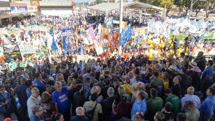 Centenas de pessoas lotaram a praça de Ceilândia, neste sábado, em clima de entusiasmo com o “Celinaço da Leoa”. A pré-candidata mostrou força popular e deu a largada rumo à recondução ao Buriti.
