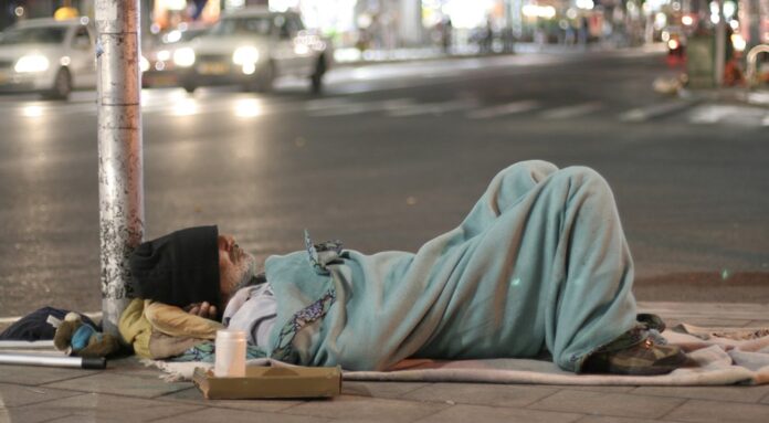 O crescimento da população em situação de rua preocupa o GDF. O governo Celina Leão amplia o monitoramento, o acolhimento e as ações para garantir tratamento, dignidade e reinserção social.