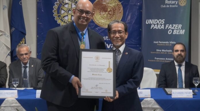 O embaixador de Taiwan no Brasil, Benito Liao, recebe a Medalha do Mérito Ernesto Silva, maior honraria do Rotary Club de Brasília, em reconhecimento ao fortalecimento da amizade e da cooperação internacional.