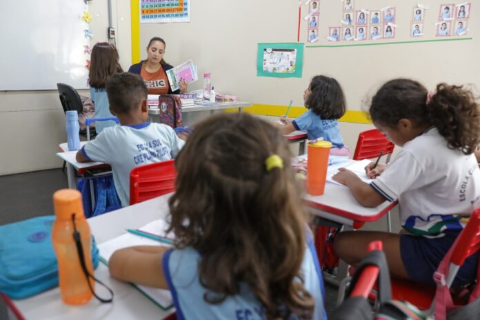 Retorno das aulas impacta trânsito próximo a escolas
