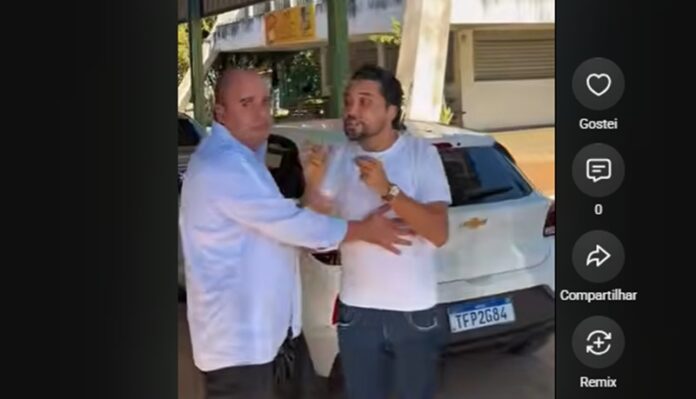 Vereador Felipe Araújo (MDB) cobra ex-governador Marconi Perillo, candidato ao governo de Goiás, sobre escola abandonada e acaba agredido por assessores. Microfone arrancado e  jogado no chão.