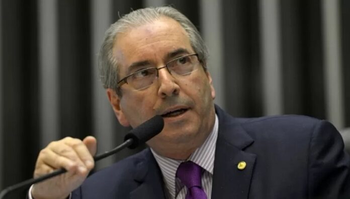 O ex-deputado federal Eduardo Cunha teve os bens bloqueados e virou alvo da Polícia Federal  sobre um suposto esquema de desvio de recursos de emendas parlamentares. A decisão foi do ministro do STF, Flávio Dino.