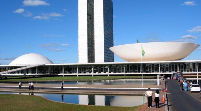 Congresso entra em semana decisiva antes das eleições, com pautas que afetam diretamente a população: fim da escala 6x1, “taxa das blusinhas”, segurança, aplicativos e Orçamento de 2027.