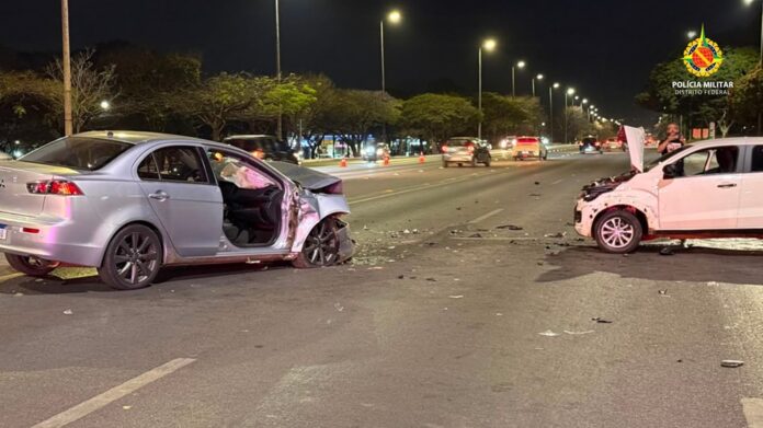 Engavetamento no Eixo Rodoviário: polícia localiza substância suspeita com motorista de Fiat Mobi que tentou ocultá-la e recusou etilômetro. Dois feridos no Hospital de Base.