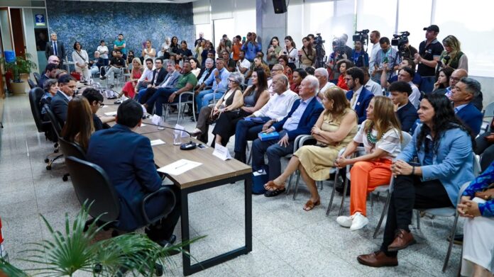 Os estudantes Lucas Freitas Vieira e Rafael Kessler Ferreira, dois talentos da rede pública do DF representam o Brasil nas universidades de Harvard e MIT com pesquisas sobre IA e saúde. A conquista motivou a criação de um programa de inovação para estudantes superdotados no DF.