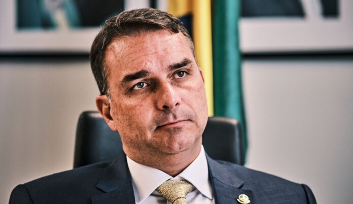 O senador Flávio Bolsonaro promete reformular a reforma tributária em curso, reduzindo o Imposto sobre Valor Agregado projetado e desoneração de exportações e investimentos.