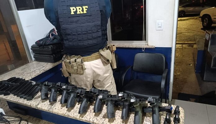 Operação do Grupo de Operações com Cães resulta em prisão e apreensão de armamento com numeração suprimida em ônibus interestadual. O homem confessou ter recebido R$ 4 mil para transportar armas de Goiânia ao Nordeste.