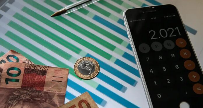Pela 1ª vez desde março, mercado reduz expectativa para Selic em 2026