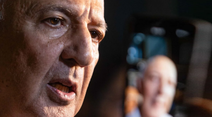 A mentira tem perna curta na política! TRE-DF manda remover acusações falsas de Arruda contra a chapa de Celina Leão. O jogo sujo não vai passar impune nas redes. Chega de fakes no DF!