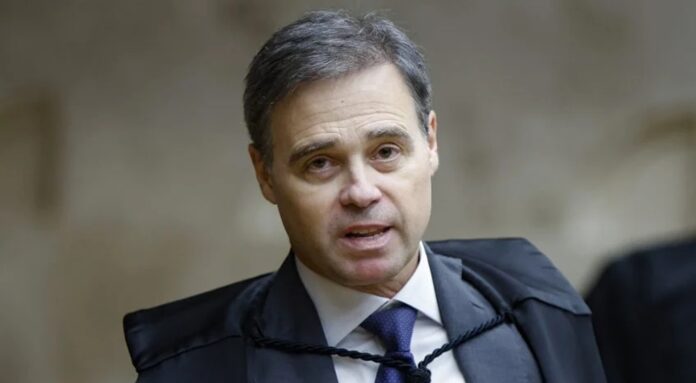 Apoio a André Mendonça ganha força nas redes: abaixo-assinado lançado por simpatizantes já supera 34 mil assinaturas e mira 1 milhão. Mobilização ocorre em meio ao embate envolvendo ministros do STF.