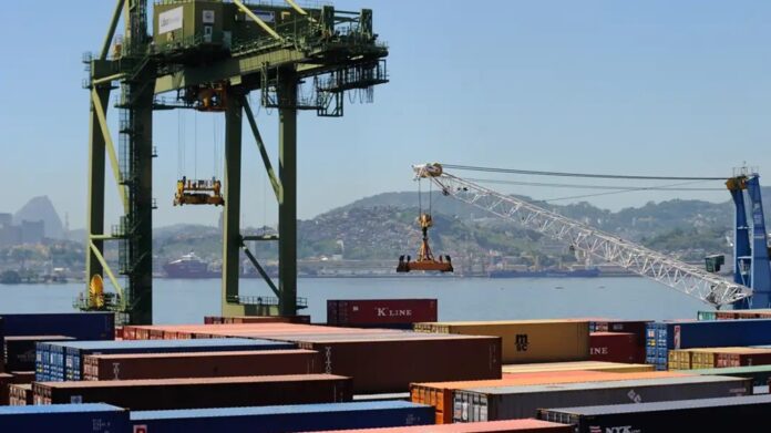 Balança comercial tem superávit de US$ 7,4 bilhões em agosto