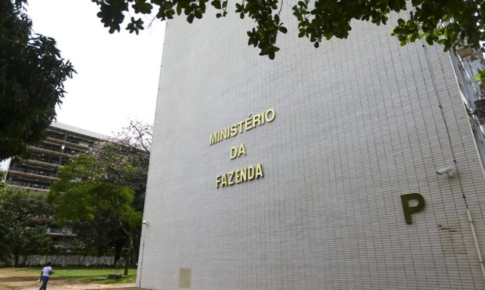 Governo reduz projeção do PIB para 2026 e 2027