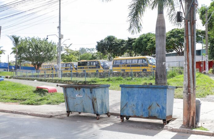 Caçambas e contêineres em vias públicas do DF têm normas específicas