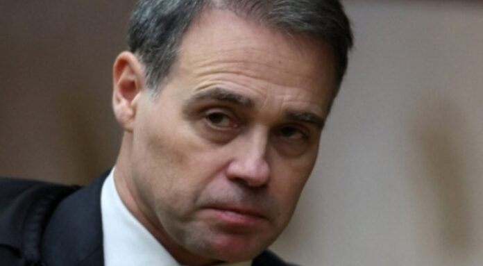 André Mendonça levanta o sigilo de 39 processos ligados ao Caso Master, mas mantém lacrado o material extraído do celular de Daniel Vorcaro. A medida busca conciliar transparência judicial e preservação das investigações.