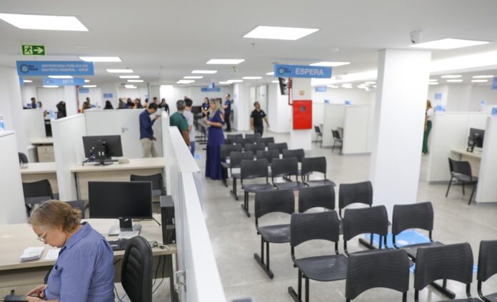Postos de atendimento reúnem serviços de diferentes órgãos em oito unidades no DF