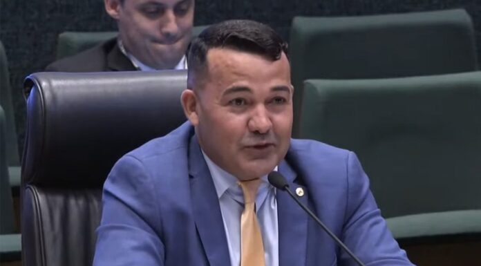 Rogério Morro da Cruz evita declarar apoio a Celina ou Arruda e diz esperar o “momento adequado”. Para quem disputa votos, esconder o lado até a urna fechar parece menos prudência e mais oportunismo.