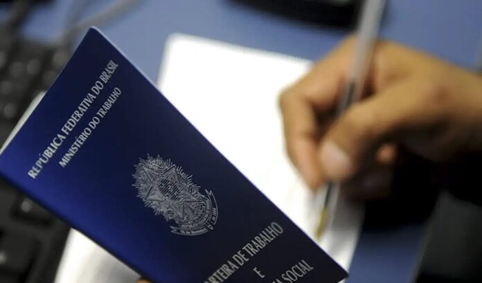 Desemprego recua e atinge menor patamar para o trimestre