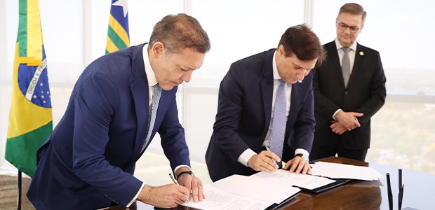 O ministro Kassio Nunes Marques (TSE), Elie Chidiac (CEB) e Júlio César Reis (Terracap) assinam nesta terça-feira acordo para compensar 100% do consumo anual de eletricidade do TSE com usina solar do Catetinho.