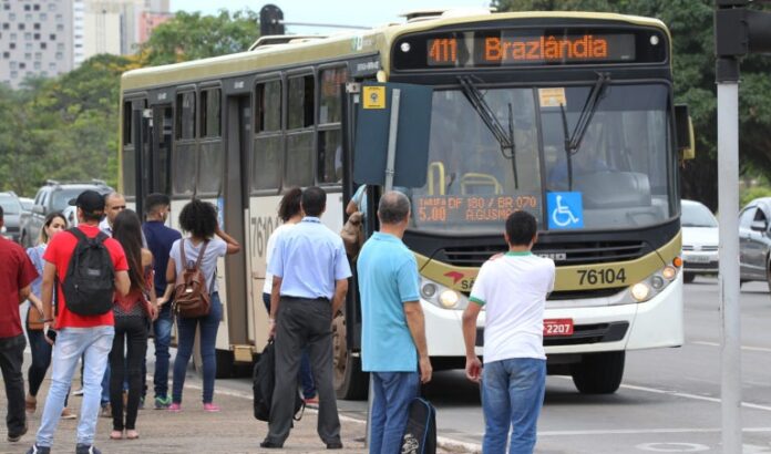 Transporte público do DF terá linhas reforçadas para a Festa do Morango em Brazlândia, facilitando o acesso aos visitantes. Confira os detalhes!