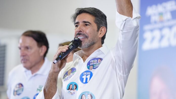 O deputado distrital Roosevelt Vilela reuniu mais de mil pessoas em Ceilândia nesta terça-feira (8), em um encontro marcado pela prestação de contas do mandato e pela apresentação de novos projetos para a cidade e outras regiões do Distrito Federal.