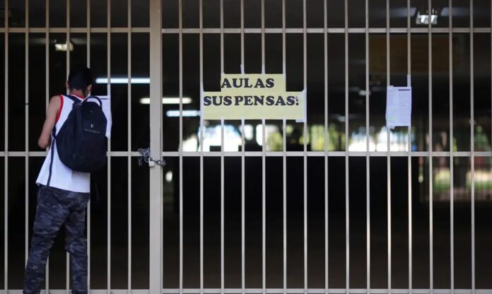 Paralisação dos professores do DF suspende aulas nesta quarta (21)