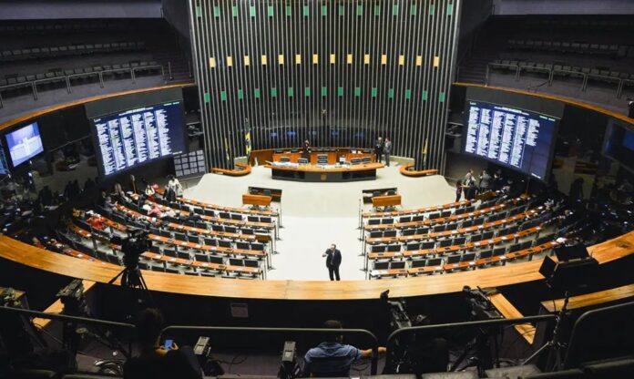 Câmara dos Deputados abre concurso público com salários de até R$ 34 mil
